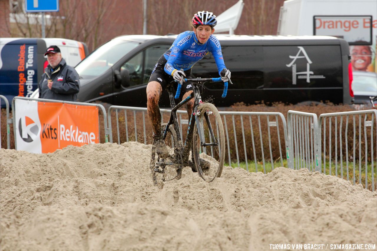 Helen Wyman navigating the sand at Centrumcross  © Thomas van Bracht