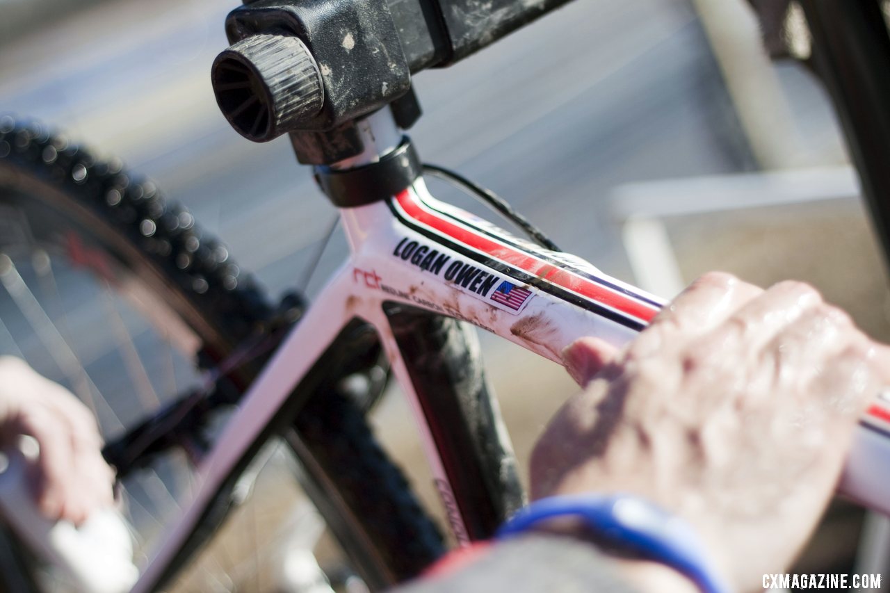 Tim Rutledge worked to keep Owen\'s bike clean for the frequent swaps. Junior men\'s 17-18 race, 2012 Cyclocross National Championships. © Cyclocross Magazine