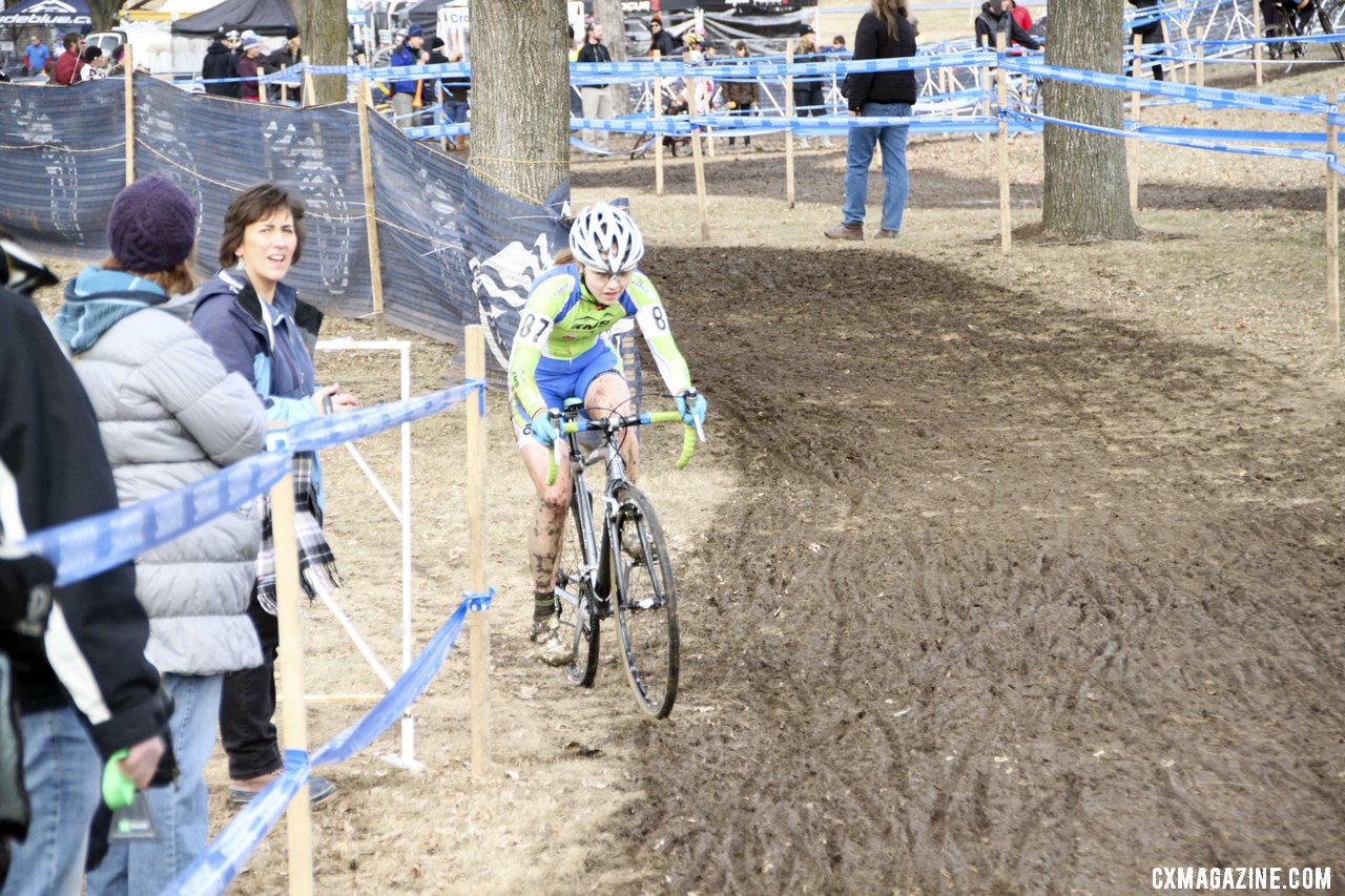 Erin Donohue leaves the pit with a clean bike. © Cyclocross Magazine