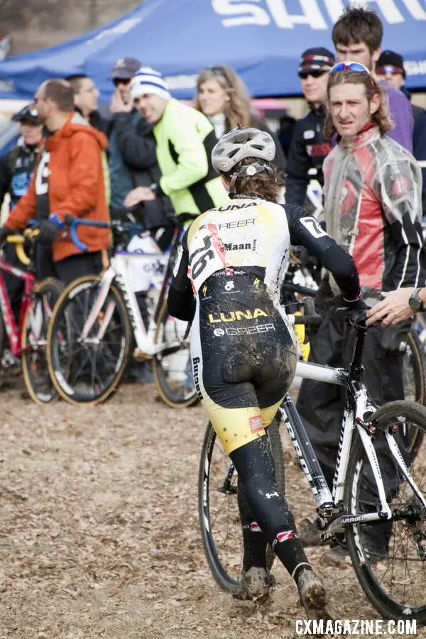 Allison Arensman takes a bike change. © Cyclocross Magazine