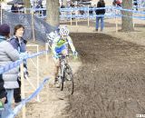 Erin Donohue leaves the pit with a clean bike. © Cyclocross Magazine