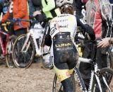 Allison Arensman takes a bike change. © Cyclocross Magazine