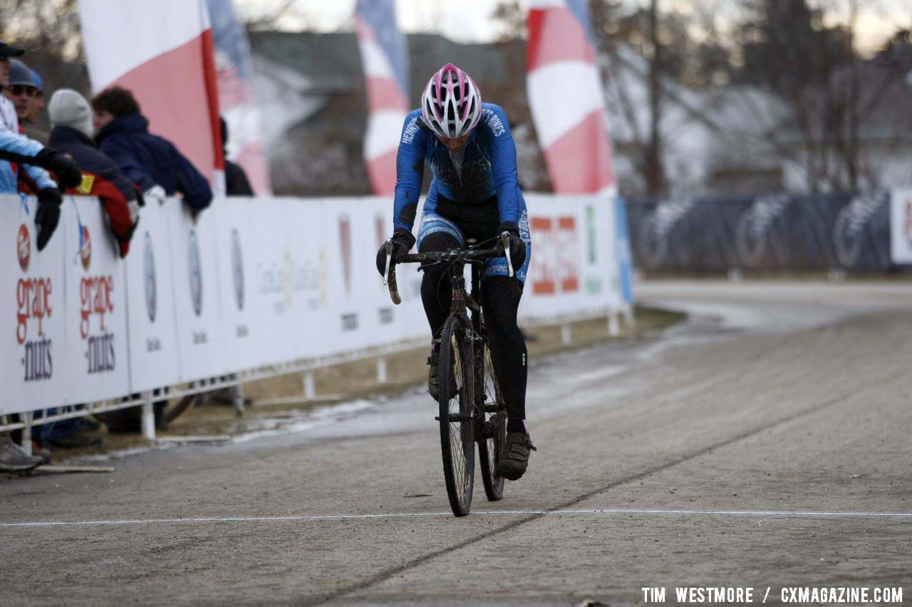 Lauri Webber rider looks down rolling through the start. © Cyclocross Magazine