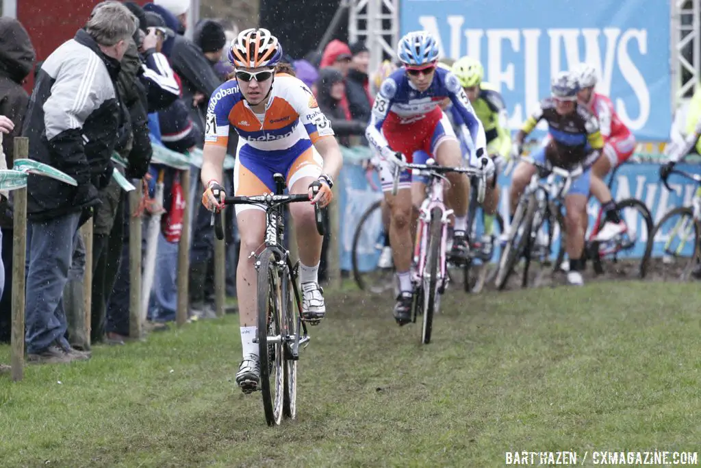 Lucie Chainel Lefevre chases Sabrina Stultiens  © Bart Hazen