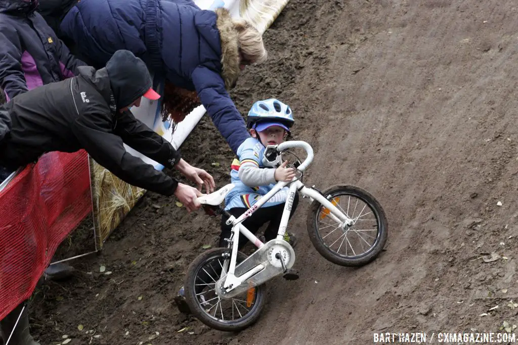 Kiddy Crossers get a helping hand © Bart Hazen