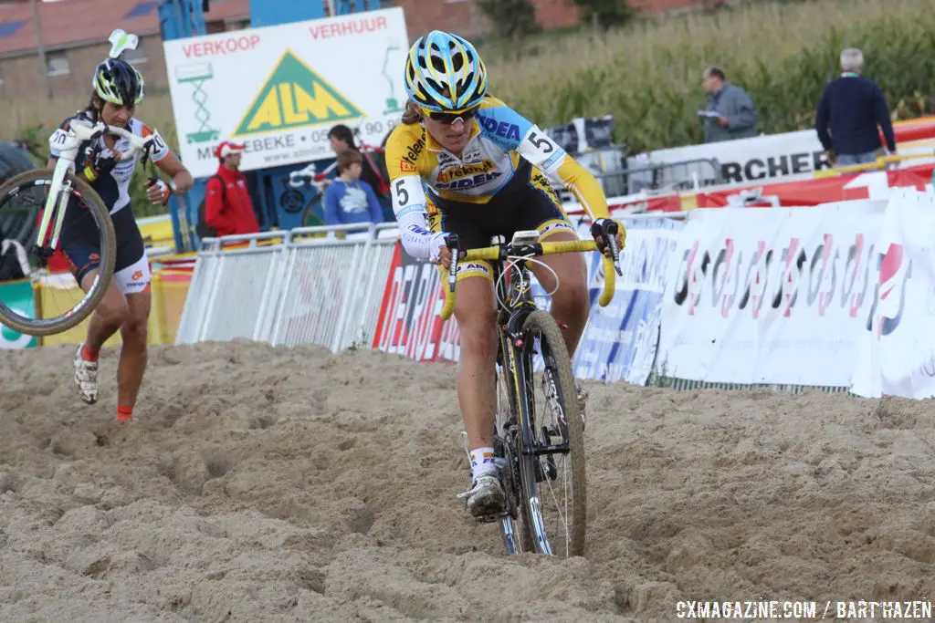 Amy Dombroski riding the sand © Bart Hazen