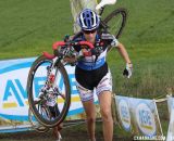 Christine Vardaros shoulders the bike © Bart Hazen