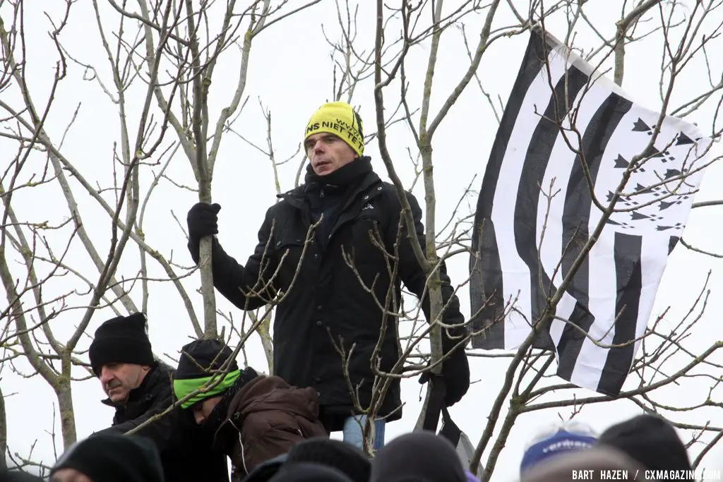 People even climbed into trees to watch the race © Bart Hazen