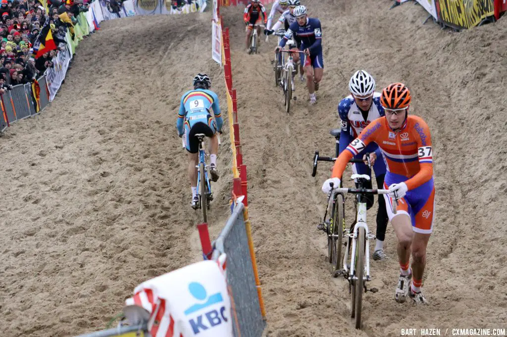 Other riders up the dune see how Albert took half a lap to descent the dune © Bart Hazen