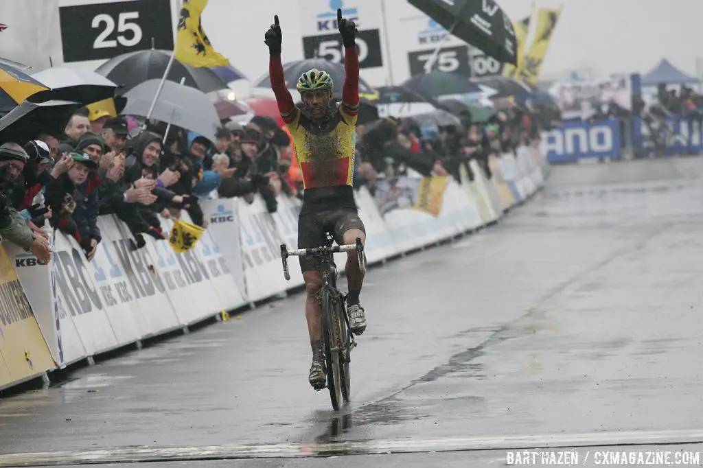 Sven Nys takes the win © Bart Hazen