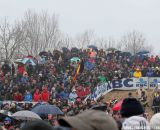 Huge crowds line the track © Thomas van Bracht