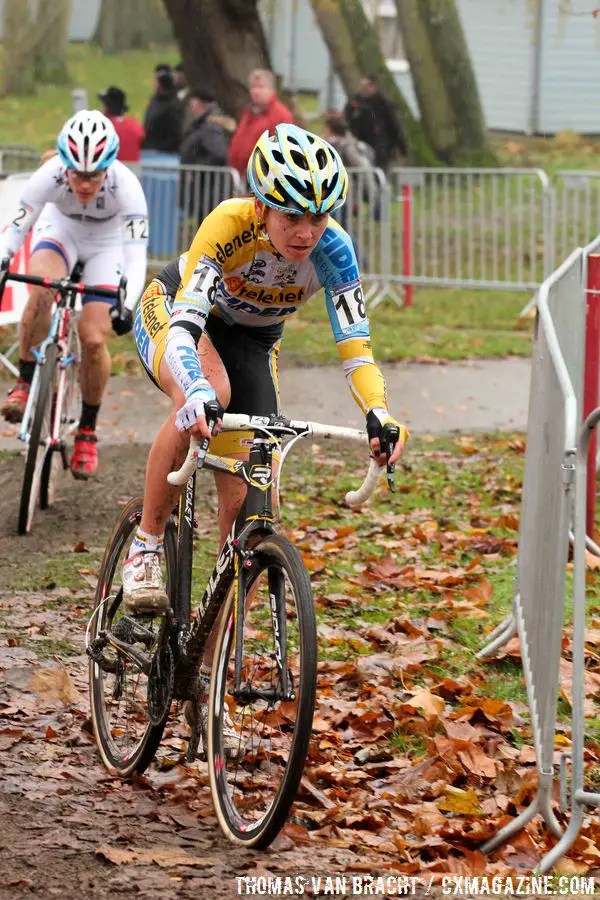 Nikki Harris has Katie Compton on her tail at the start of the women\'s race © Thomas van Bracht