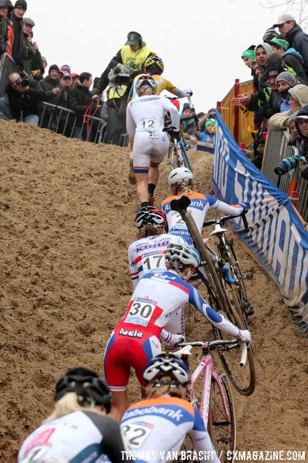 the women climb the hill © Thomas van Bracht