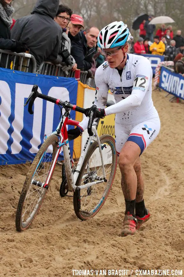 Katie Compton in the sand © Thomas van Bracht