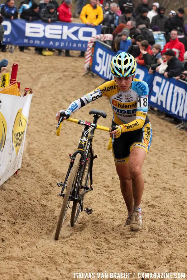 Nikki Harris in the sand © Thomas van Bracht