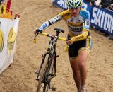 Nikki Harris in the sand © Thomas van Bracht