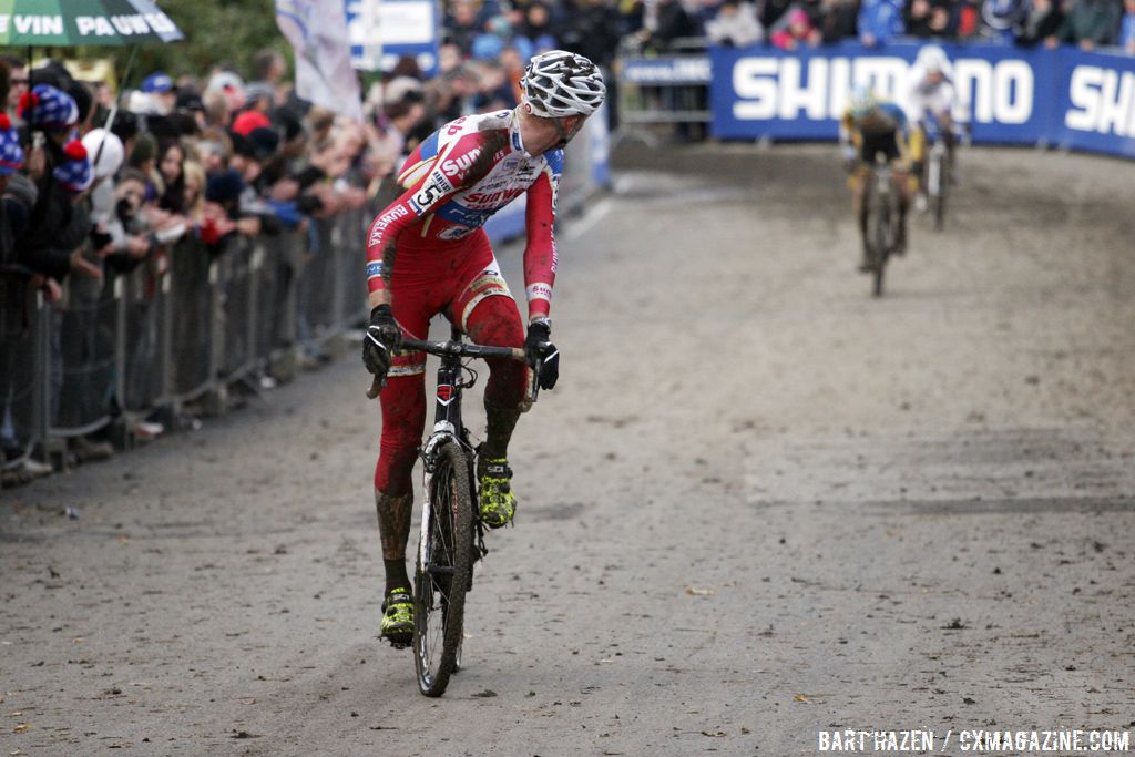 Klaas Vantornout wanted to gift Pauwels second place, but Rob Peeters came around  © Bart Hazen