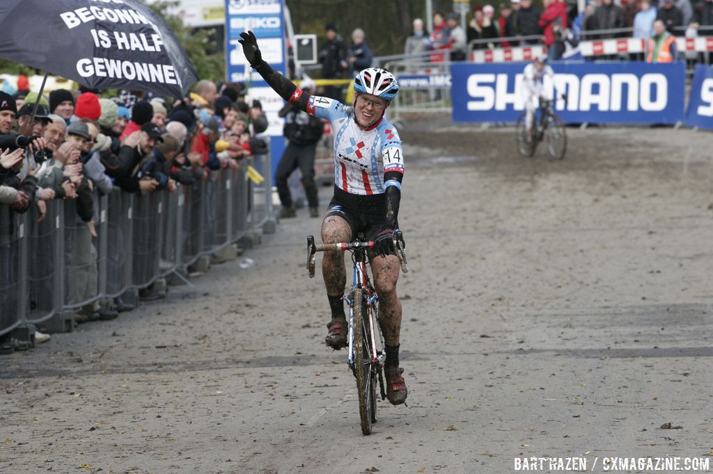 Katie Compton takes her first World Cup win of 2012 © Bart Hazen