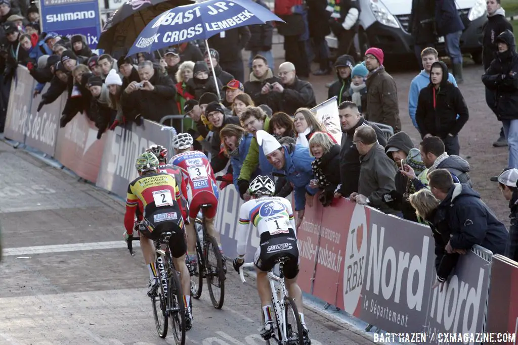 The fans loved the Roubaix course © Bart Hazen