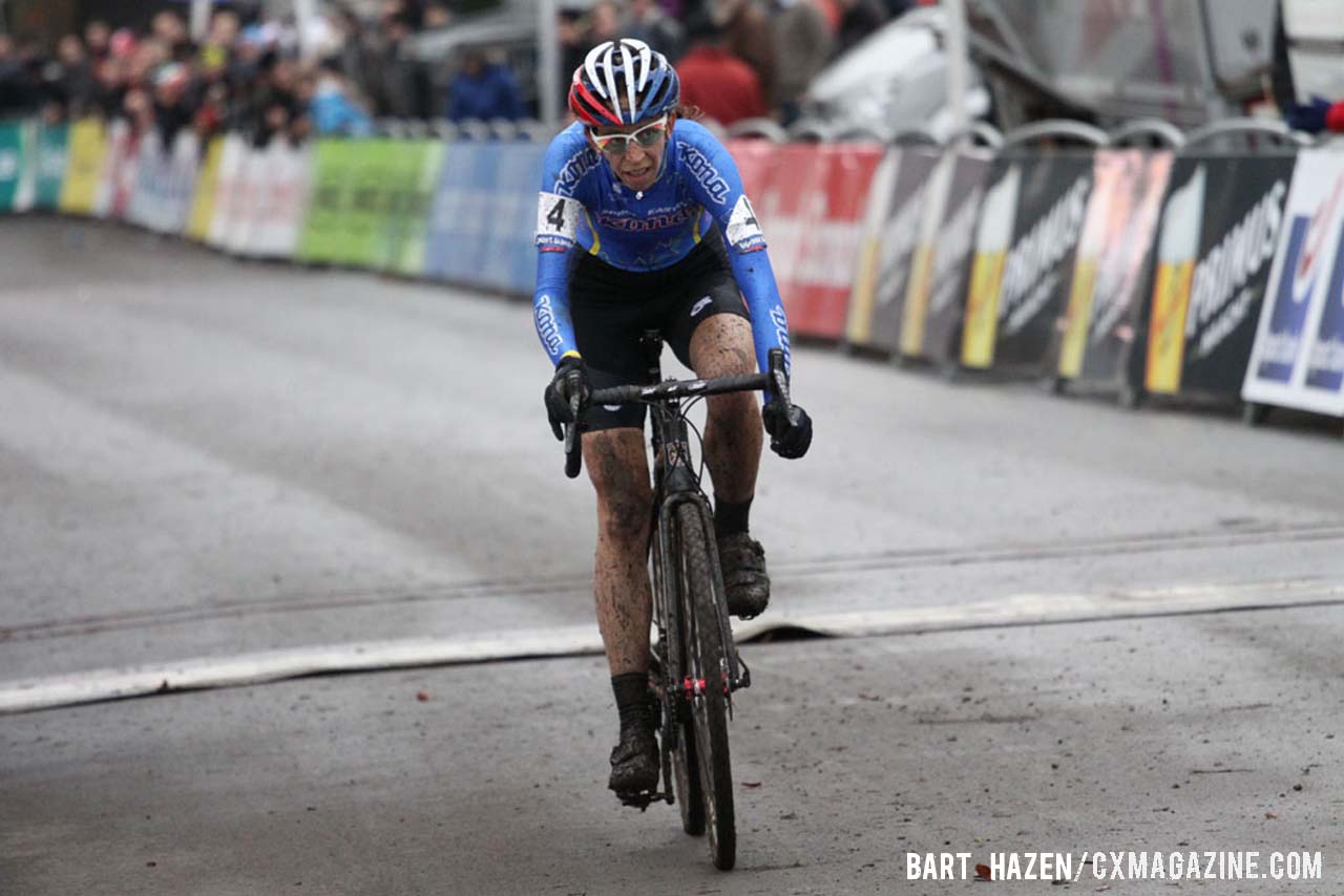 Helen Wyman (Kona Factory Team) finished second after a long battle with Sanne Cant (Enertherm-BKCP). © Bart Hazen / Cyclocross Magazine