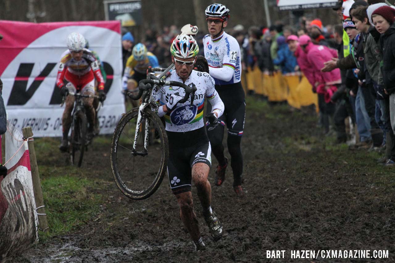 Sven Nys ( Crelan-KDL) running the course. © Bart Hazen / Cyclocross Magazine