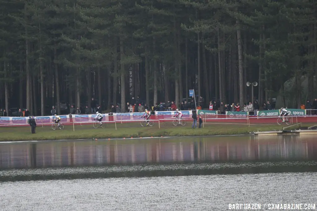 The men racing around the lake in Lille © Bart Hazen