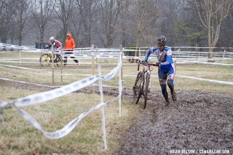 Geraldine Schulz (Bio Wheels Racing) fights to keep Shannon Gibson at bay.   ©Brian Nelson