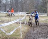 Geraldine Schulz (Bio Wheels Racing) fights to keep Shannon Gibson at bay.   ©Brian Nelson