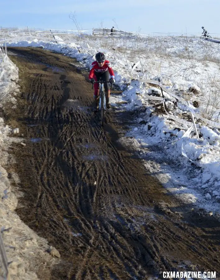 Amanda Schaper of Ritte Racing flying to downhill. Singlespeed Women. © Cyclocross Magazine