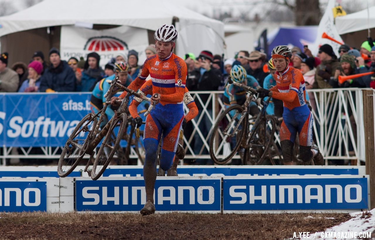 Mike Teeunissen leading the chase of Bosmans. © Cyclocross Magaz