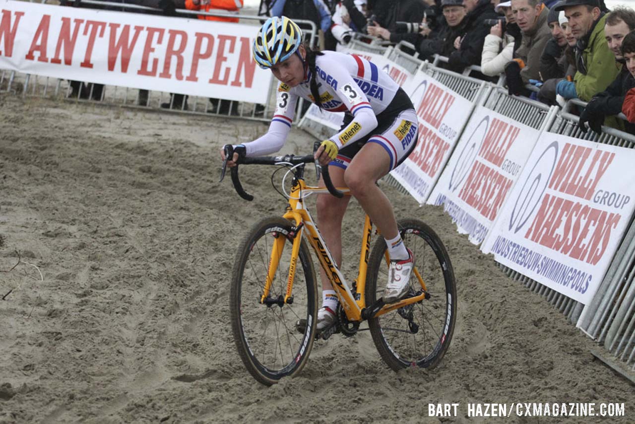 Nikki Harris (Young Telenet-Fidea) trying to pick  her way through the sand. © Bart Hazen