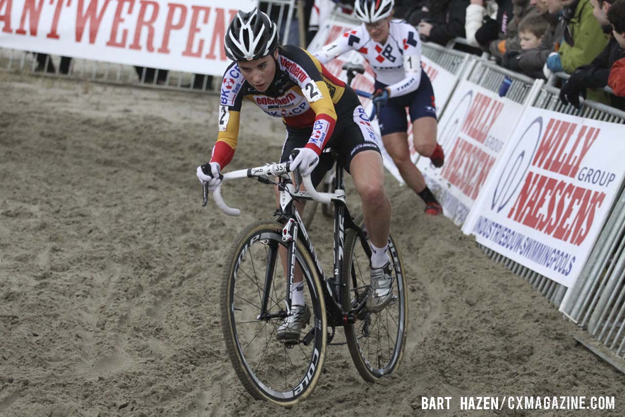 Sanne Cant (Enertherm-BKCP) taking the lead over Katie Compton (Trek cyclocross Collective) in the sand. © Bart Hazen