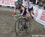 Sanne Cant (Enertherm-BKCP) taking the lead over Katie Compton (Trek cyclocross Collective) in the sand. © Bart Hazen