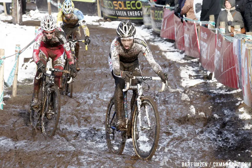 The mud sapped every rider\'s strength © Bart Hazen