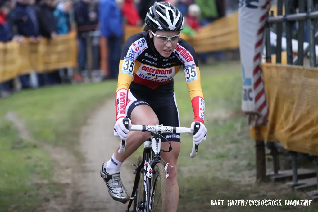 Sanne Cant preparing to dismount. © Bart Hazen / Cyclocross Magazine