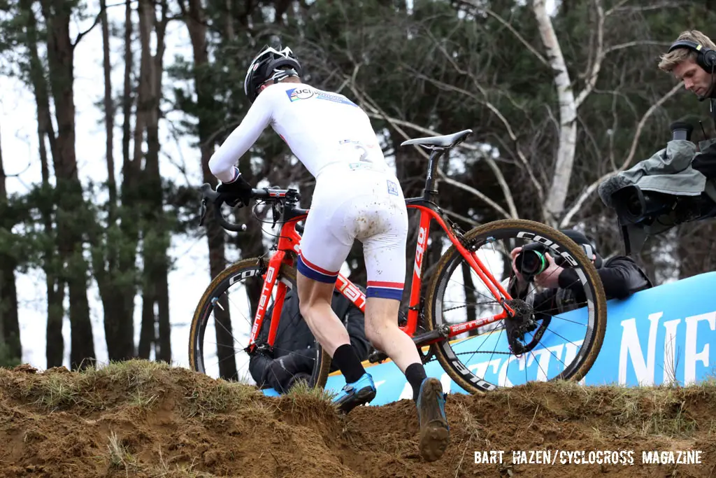 Mathieu van der Poel cresting the run up. © Bart Hazen / Cyclocross Magazine