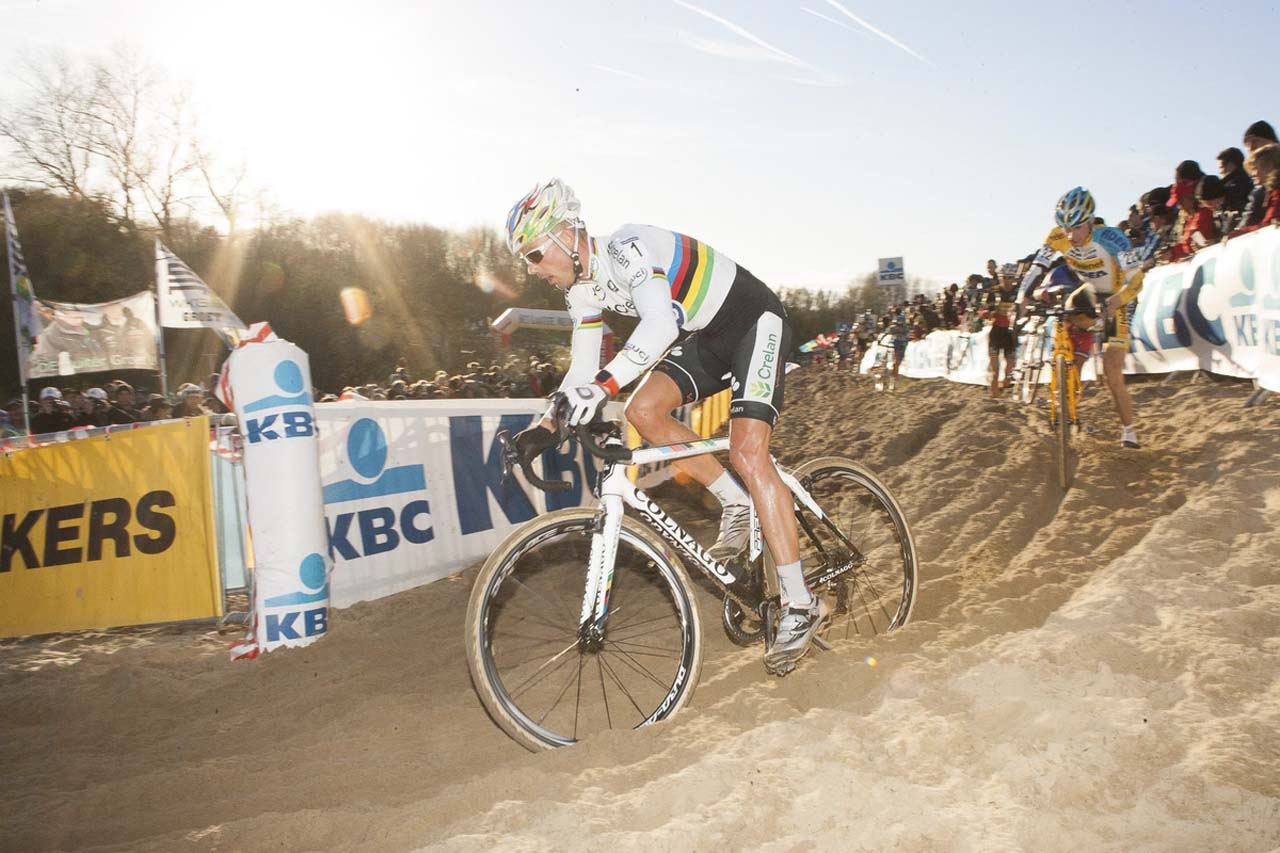 Sven Nys (Crelan-KDL) attempring to move up in position. © Thomas van Bracht
