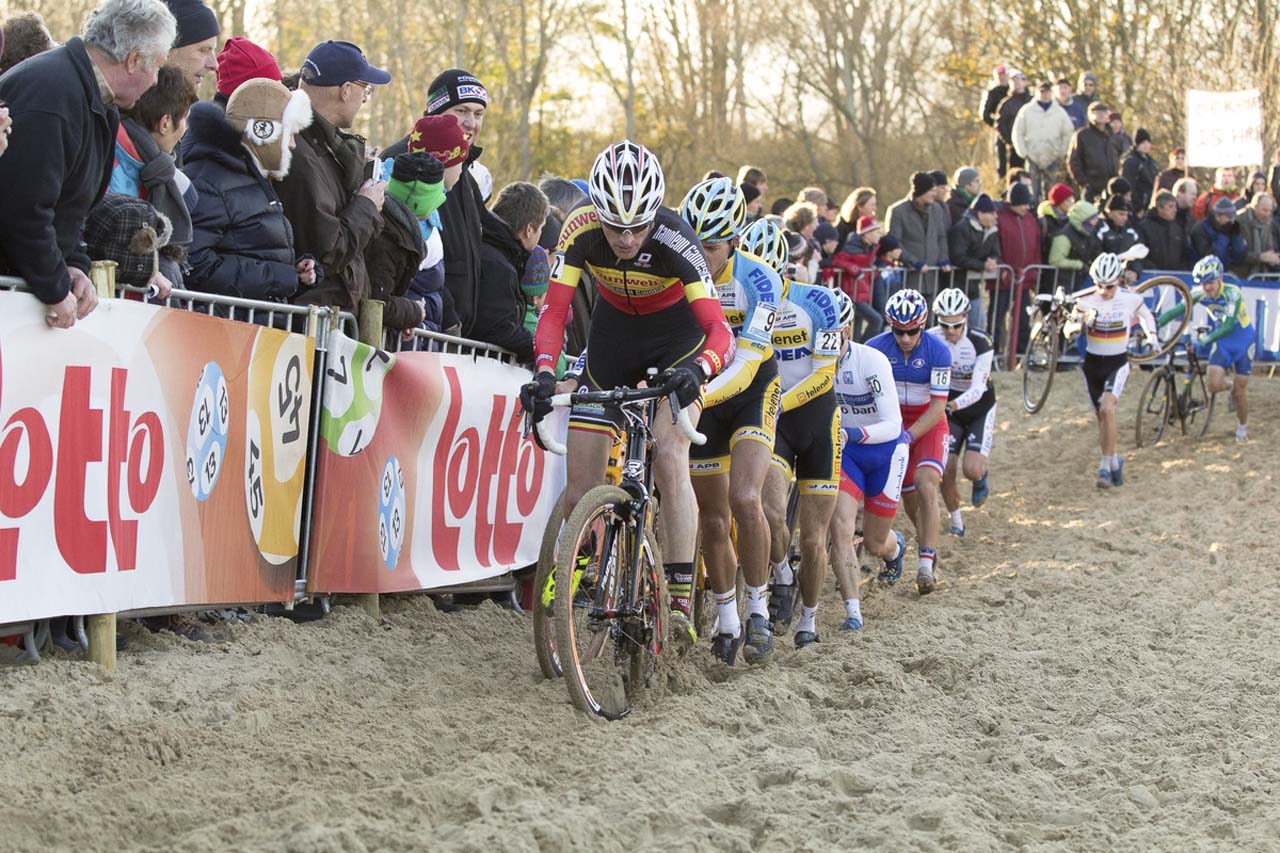 Klaas Vantornout leading the race through the sand. © Thomas van Bracht