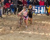 U.S. rider Crystal Anthony (Optum p/b Kelly Benefits) runs the sand behind Laura Verdonschot (VZW Lotto). © Thomas van Bracht