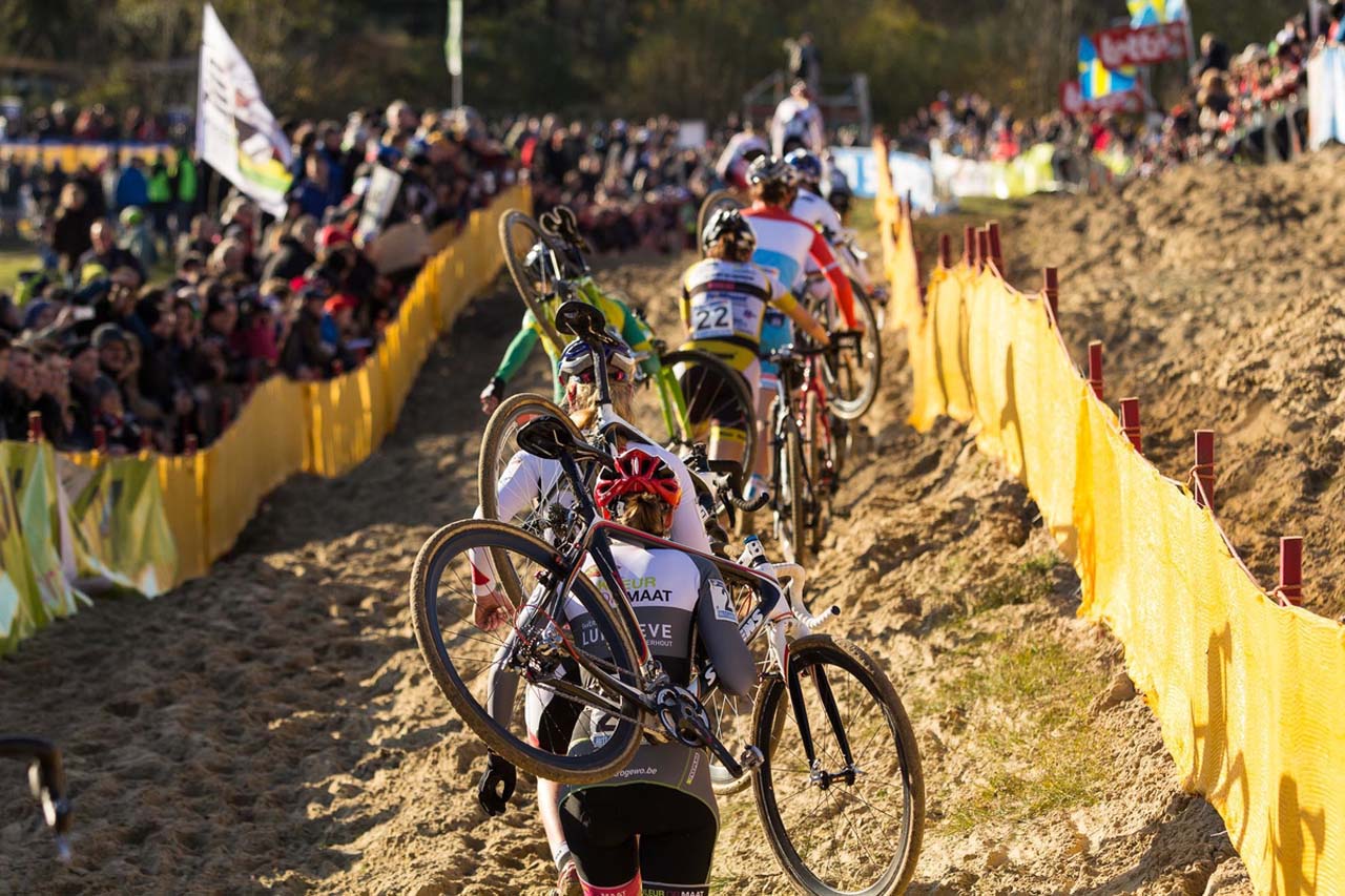 The Elite Women negotiate a stretch of off camber sand at Koksijde. © Thomas van Bracht