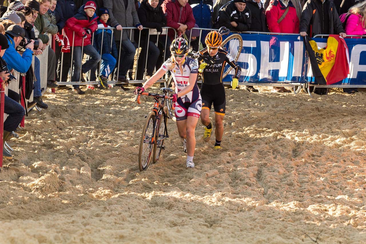 U.S. rider Crystal Anthony (Optum p/b Kelly Benefits) runs the sand behind Laura Verdonschot (VZW Lotto). © Thomas van Bracht