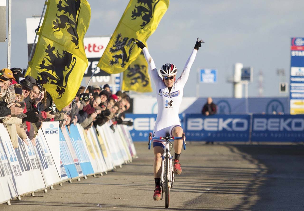 Katie Compton celebrates her first place finish at Koksijde. © Thomas van Bracht