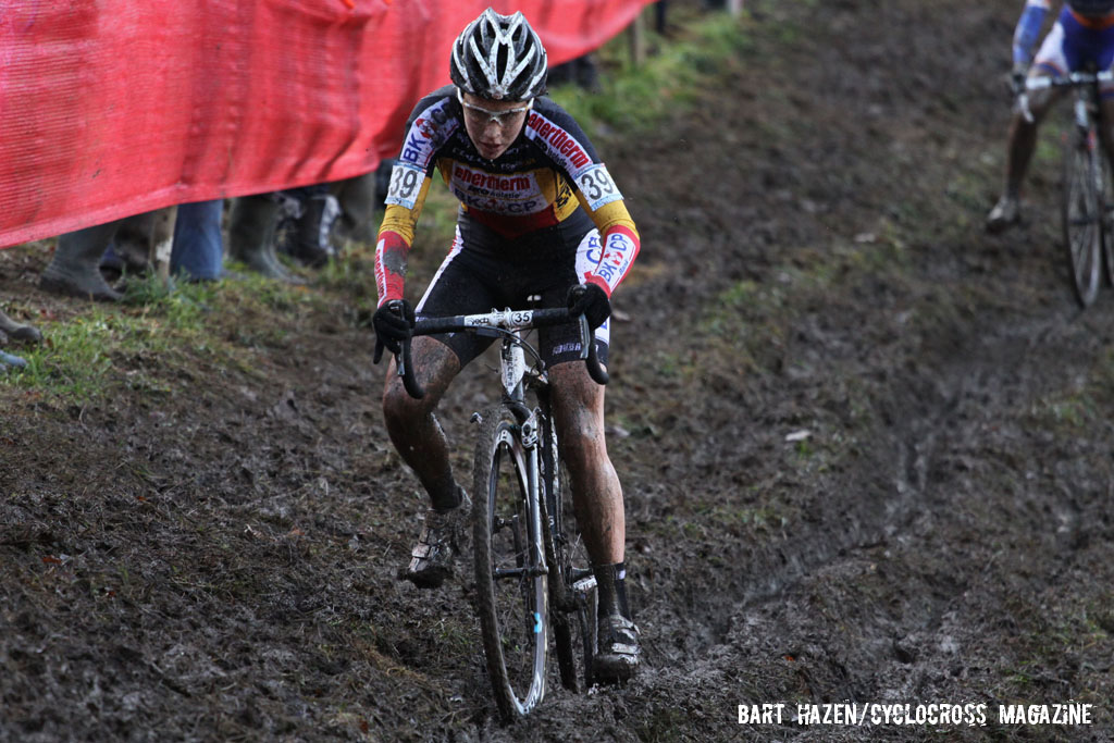 Sanne Cant negotiating the off-camber mud. © Bart Hazen / Cyclocross Magazine
