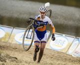 Sabrina Stultiens negotiating the sand. © Thomas van Bracht