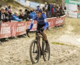 Helen Wyman negotiating the sand. © Thomas van Bracht