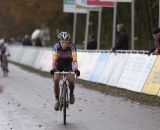 Sanne Cant crosses the line second. © Thomas van Bracht