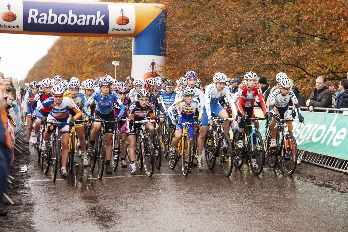 The start of the Elite Women\'s race. © Thomas van Bracht