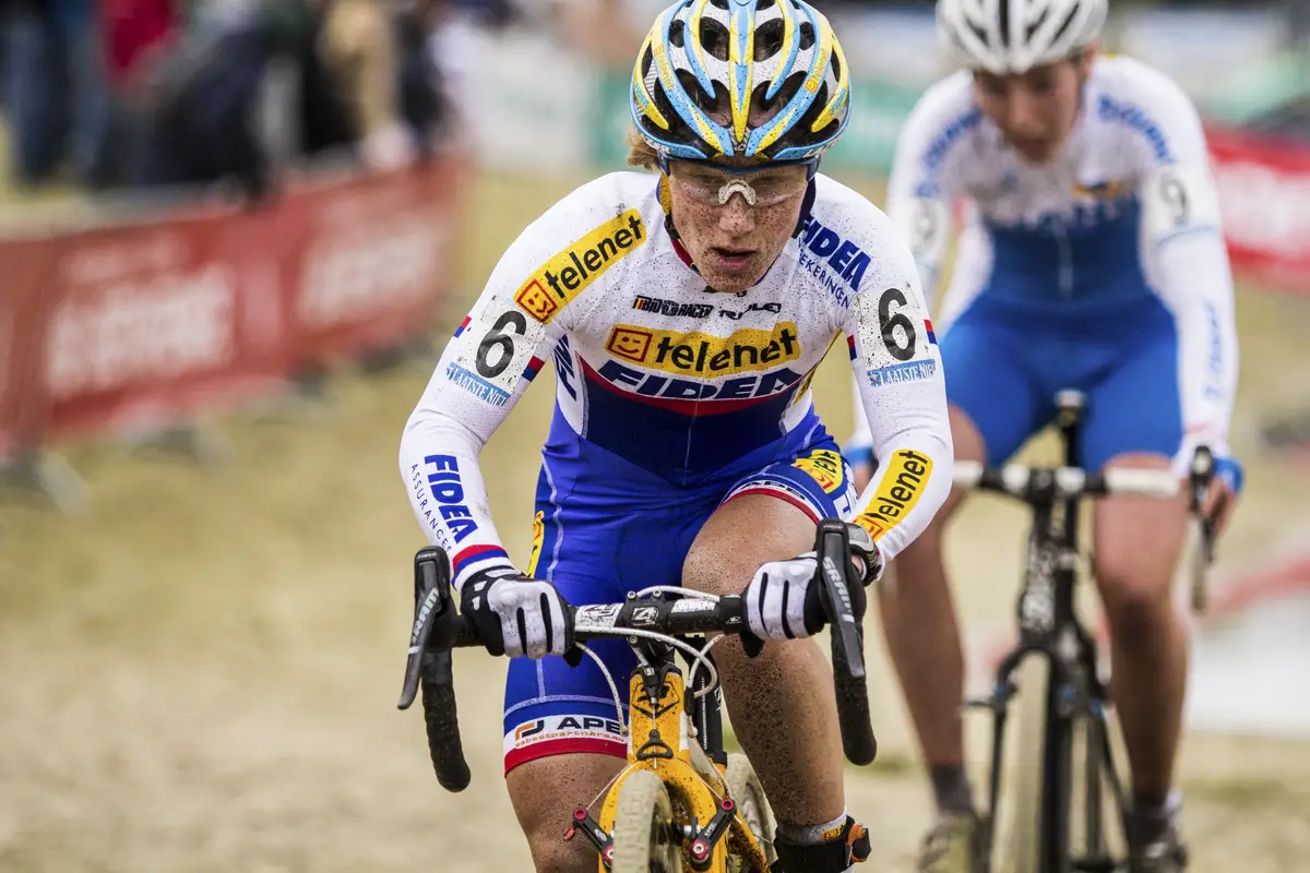 Pavla Havlikova leading Annefleur Kalvenhaar throught the sand. © Thomas van Bracht