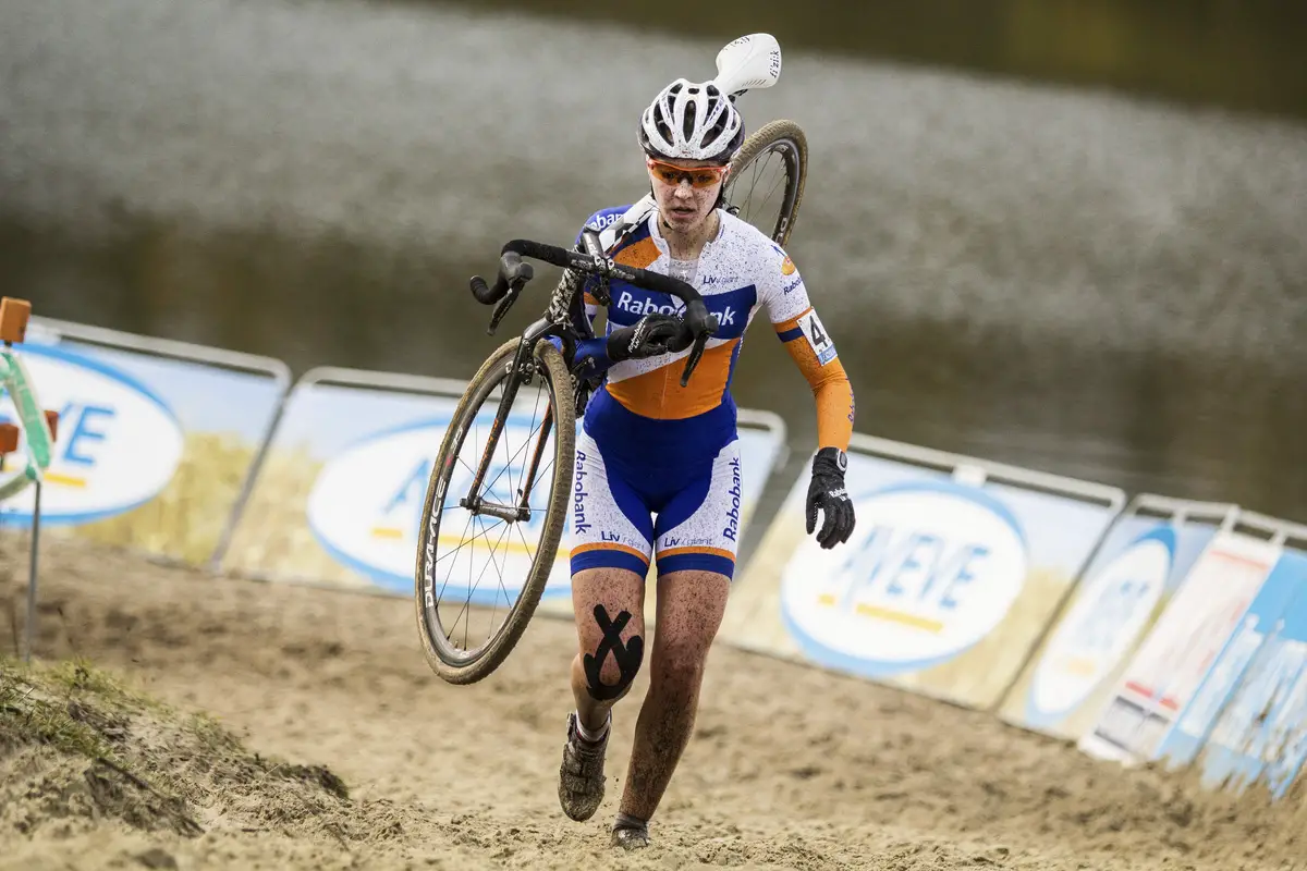 Sabrina Stultiens negotiating the sand. © Thomas van Bracht