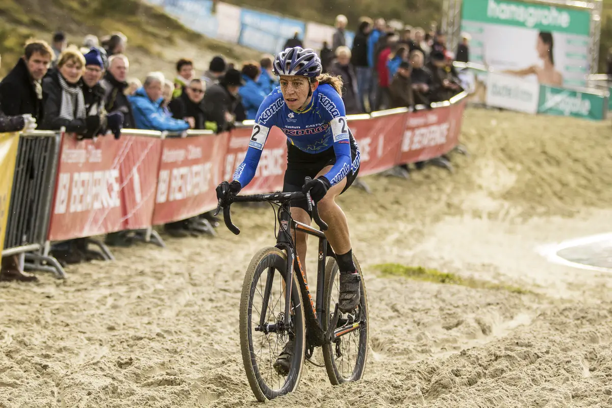 Helen Wyman negotiating the sand. © Thomas van Bracht